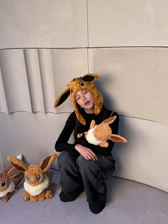 Usai Bag Charm Batik, Jisoo BLACKPINK Tampil Menggemaskan dengan Topi Pikachu & Deretan Boneka Pokémon