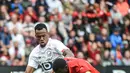 Bek Lille Gabriel dos Santos Magalhaes berusaha berusaha merebut bola dari Penyerang Rennes Senegal Mbaye Niang pada pertandingan L1 Prancis di Roazhon Park, di Rennes, Prancis pada 22 September 2019. (AFP/Jean-Francois Monier)