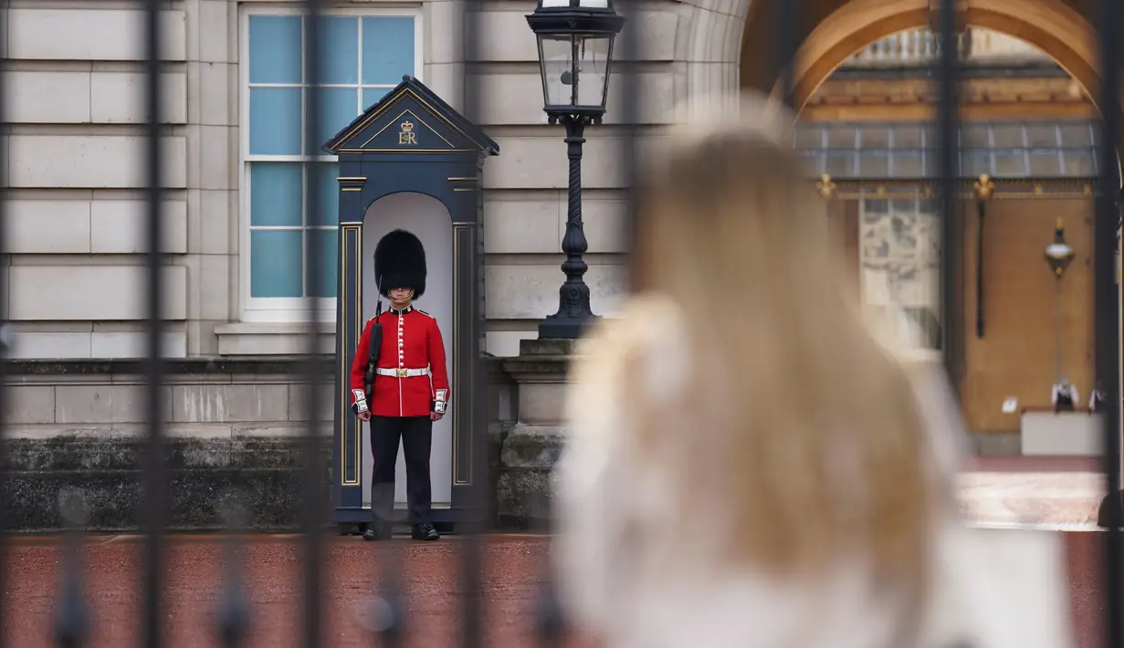 Seorang anggota Pengawal Ratu di Istana Buckingham di London, Kamis (8/9/2022). Istana Buckingham mengatakan Ratu Elizabeth II telah ditempatkan di bawah pengawasan medis karena para dokter "memperhatikan kesehatan Yang Mulia." Anggota keluarga kerajaan pergi ke Skotlandia untuk bersama raja berusia 96 tahun itu. (Kirsty O'Connor/PA via AP)
