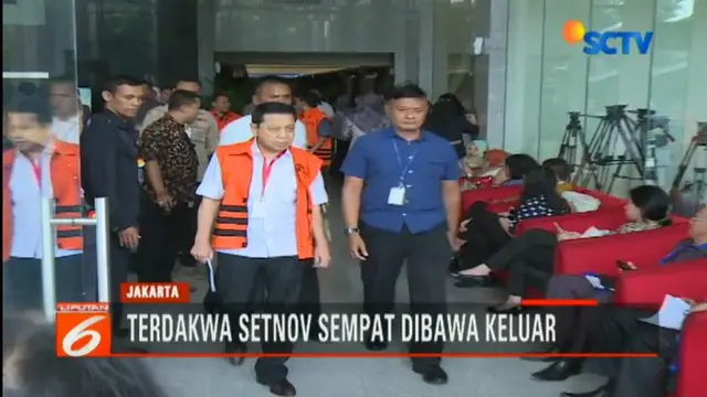 Banyak orang berhamburan keluar di sejumlah perkantoran, termasuk juga di gedung KPK di Kuningan, Jakarta Selatan.