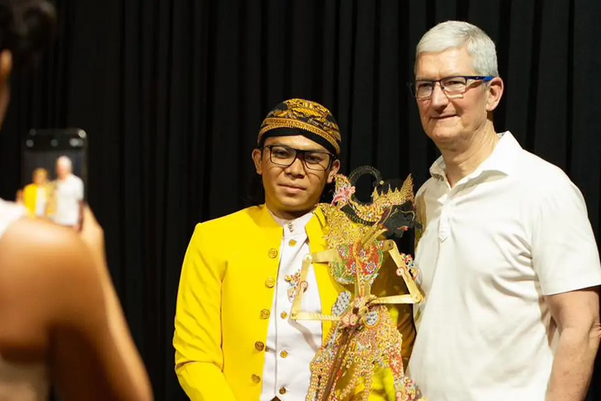 CEO Apple Tim Cook mengunjungi Museum Wayang Jakarta, Rabu (17/4/2024). Credit: Apple
