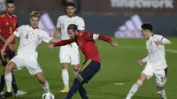 Sergio Ramos dari Spanyol, tengah melakukan tembakan ke gawang selama pertandingan sepak bola UEFA Nations League antara Spanyol dan Swiss di Madrid, Spanyol, Sabtu, 10 Oktober 2020. (Foto AP / Manu Fernandez)
