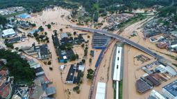 Pemandangan Franco da Rocha, banjir setelah hujan lebat, di Sao Paulo, Brasil (30/1/2022). Sedikitnya 19 orang tewas di kota-kota di pedalaman negara bagian terbesar Brasil, Sao Paulo, setelah tanah longsor akibat hujan lebat melanda wilayah itu sejak Sabtu. (AP Photo/Orlando Junior-Futura Press)