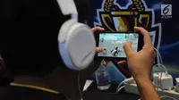 Penggiat game memadati lantai dasar Mangga Dua Mall di Jakarta, Minggu (17/3). Ratusan gamers ambil bagian dalam kompetisi game Mobile Legends dan PUBG Mobile bertajuk NXL Mobile Esports Cup 2019. (Liputan6.com/Herman Zakharia)