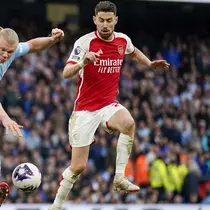 Laga dua tim teratas klasemen sementara Liga Inggris, Arsenal dan Manchester City di Etihad Stadium, Minggu (31/3/2024) tuntas tanpa pemenang. Kedua tim sama-sama gagal mencetak gol hingga laga tuntas 90 menit. Striker andalan tuan rumah, Erling Haaland dibuat tak berkutik oleh barisan belakang The Gunners yang digalang William Saliba dkk. Sama-sama hanya menambah satu poin, Arsenal mengoleksi 65 poin dan Man City 64 poin, keduanya pun kena tikung Liverpool yang menyusup ke puncak klasemen dengan 67 poin berkat kemenangan 2-1 atas Brighton and Hove Albion. (AP Photo/Dave Thompson)