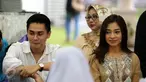 Nikita Willy ditemani sahabatnya, Bagus Akbar saat merayakan ulang tahun ke-22 di panti asuhan kawasan Bekasi, Rabu (29/6). Tidak seperti tahun-tahun sebelumnya, momen bertambahnya usia itu dirayakan Nikita secara sederhana. (Liputan6.com/Herman Zakharia)