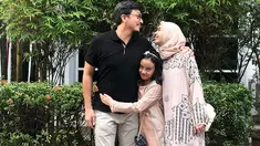 Sejak pernikahannya dengan Engku Emran, Bella sering memposting foto-foto kebersamaan dengan keluarganya. Bella juga diketahui sangat dekat dengan anak sambungnya Engku Aleesya. Bahkan kedekatan keduanya seperti kakak dan adik. (Liputan6.com/IG/@laudyacynthiabella)