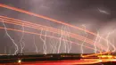 Kilatan petir terlihat dari bandara Daggett, Barstow, California, Rabu (1/7/2015) waktu setempat. Gambar ini diambil menggunakan eksposur panjang. (REUTERS/Gene Blevins)