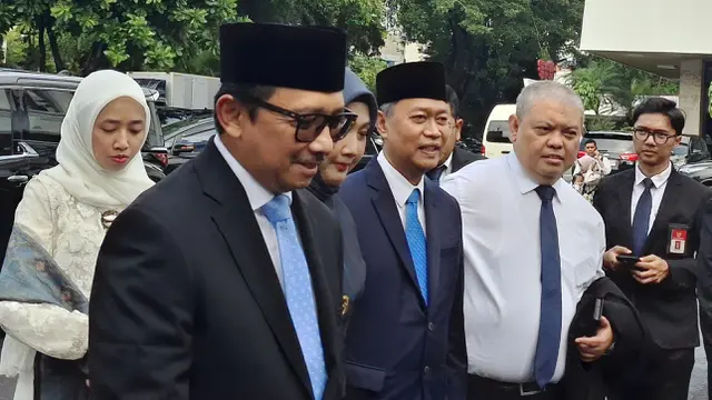 Juda Agung, mantan Deputi Gubernur Bank Indonesia, terlihat tiba di Kompleks Istana Kepresidenan Jakarta.