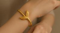 Model Gelang Emas Ekor Duyung untuk Ibu Muda (created by AI)