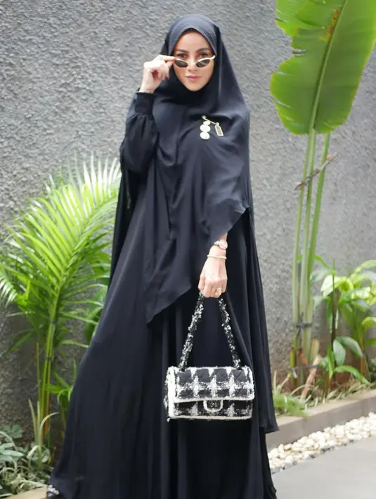 Meskipun tampil simple, outfit Olla Ramlan tetap mahal dengan Chanel 2020 Tweed Medium Classic Bag [@ollaramlan]