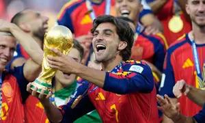 Ferran Torres dari Timnas Spanyol merayakan dengan trofi setelah memenangkan pertandingan ffinal Piala Dunia antara Spanyol dan Argentina di East Rutherford, N.J., dekat New York, Senin (20-7-2026) dini hari WIB. (AP Photo/Ashley Landis)