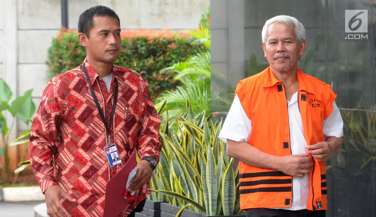 Dirut PT Mawatindo Road Construction, Hobby Siregar tiba di gedung KPK, Jakarta, Jumat (21/12). Hobby diperiksa terkait kasus korupsi proyek peningkatan jln Batu Panjang, Pangkalan Nyirih di Kab Bengkalis, Prov Riau 2013-2015. (Merdeka.com/Dwi Narwoko)