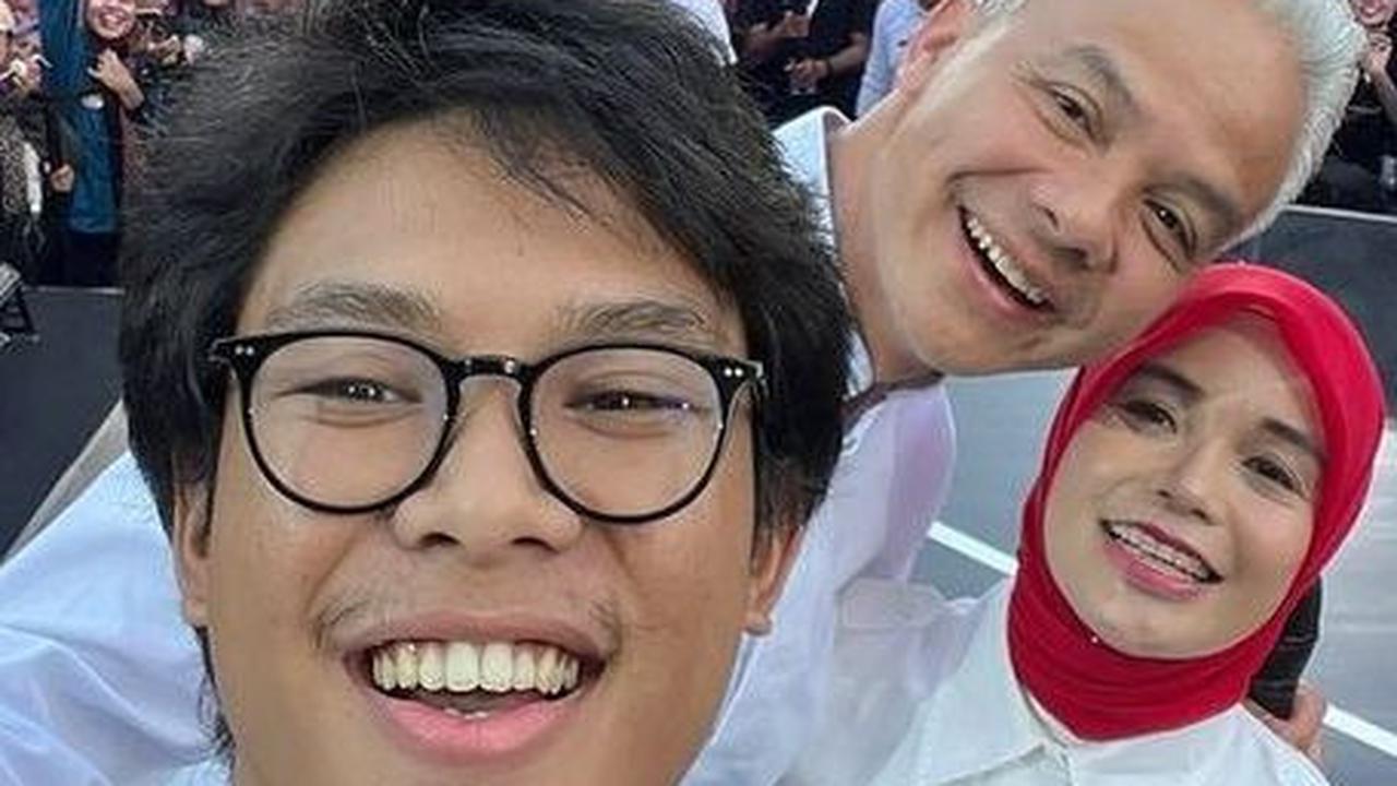 VIDEO: Duduk Sebelahan, Eca Aura Kepergok Nonton Debat Capres 'Nempel' Alam Ganjar