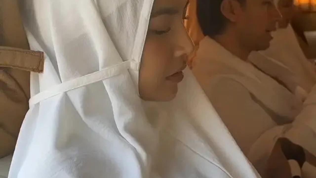 8 Potret Pesona Mahalini Kenakan Hijab saat Umrah, Kehamilan Tak Menjadi Penghalang untuk Beribadah