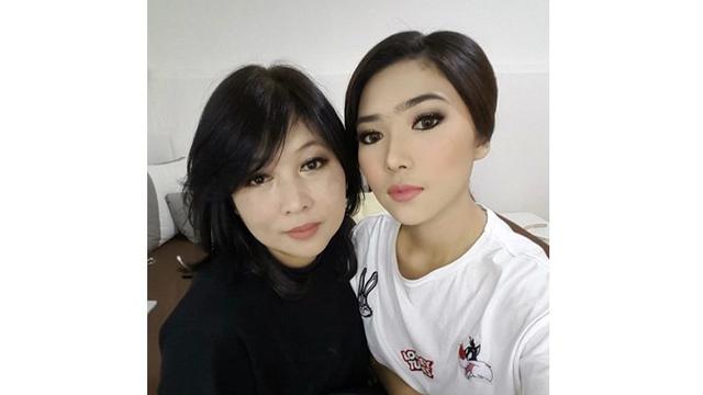 Tak sedikit netizen yang menyebut Isyana dan ibu terlihat bak kakak adik.