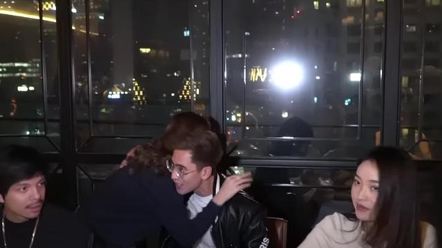 Livy Renata dan Verrell Bramasta berpelukan di hadapan Natasha Wilona. (YouTube VRL Bramasta)