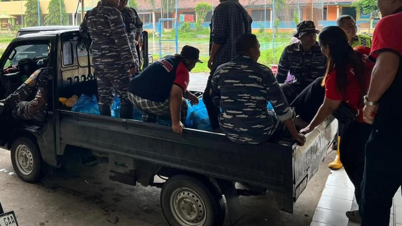 TNI AL Bangun Dapur untuk Korban Banjir di Pati