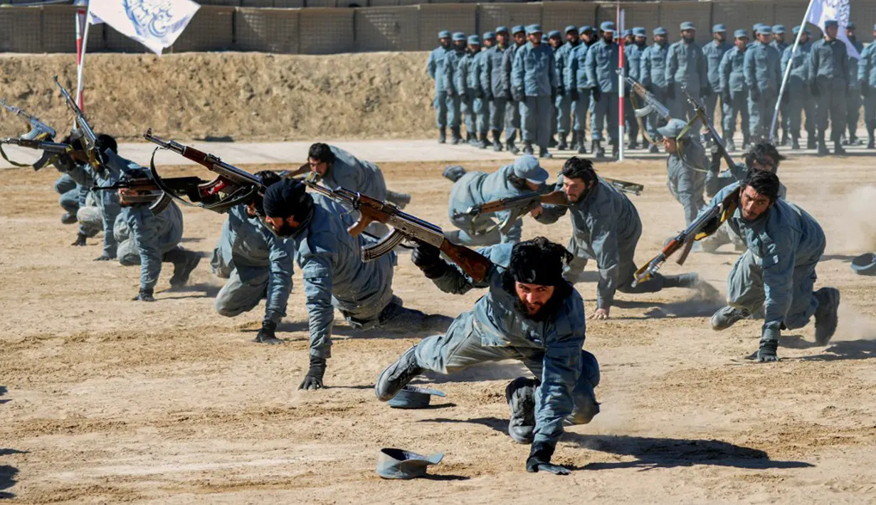 Pasukan Taliban yang baru direkrut menunjukkan keterampilan mereka saat upacara kelulusan di Pusat Pelatihan Polisi Nasional Abu Dujana, Kandahar, Afghanistan, 9 Februari 2022. (Javed TANVEER/AFP)
