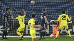 Pemain Villareal Raul Albiol (tidak terlihat) mencetak gol ke gawang Arsenal pada pertandingan leg pertama semifinal Liga Europa di Stadion Estadio de la Ceramica, Villarreal, Spanyol, Kamis (29/4/2021). Villareal menang 2-1. (AP Photo/Alberto Saiz)