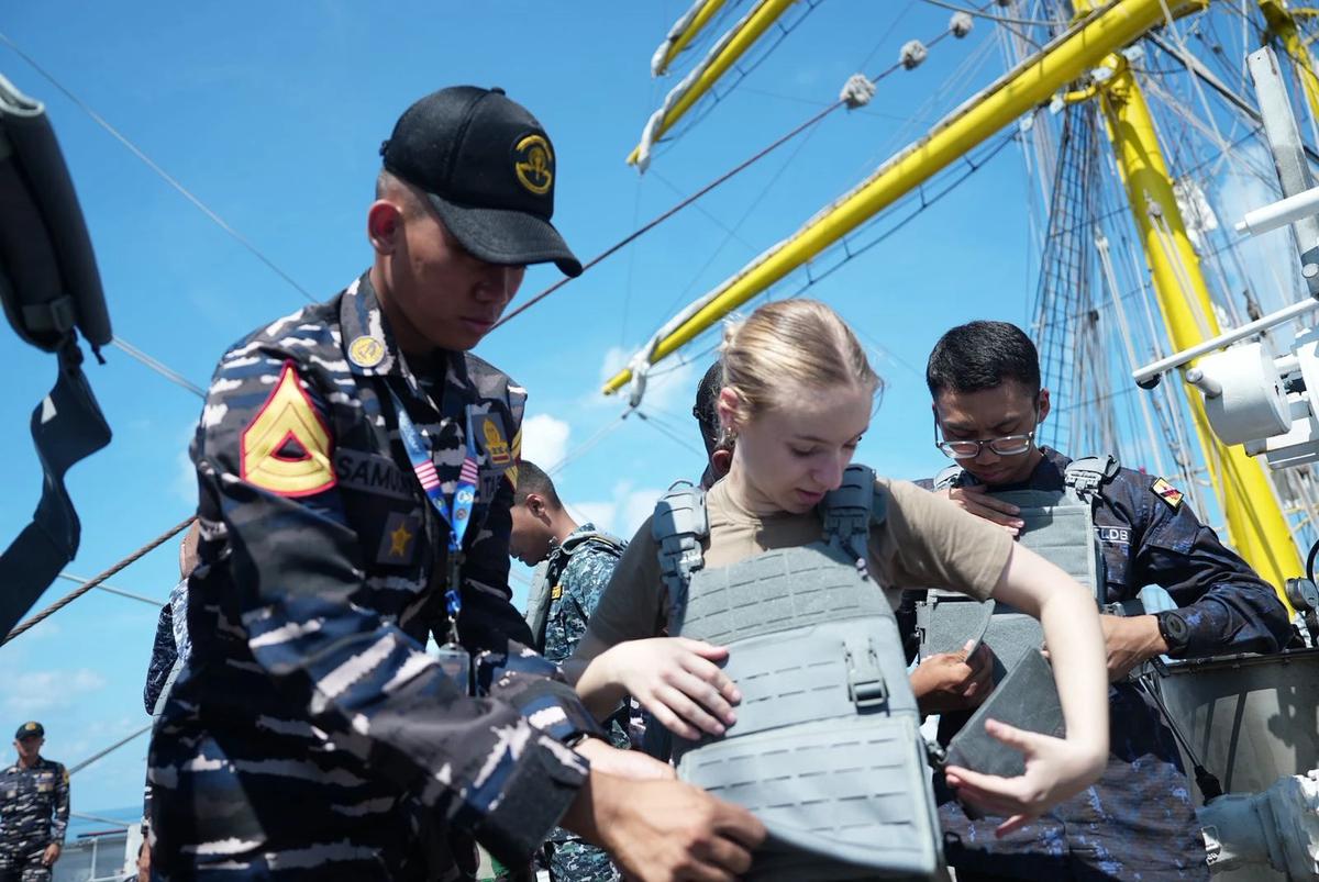 Taruna ASEAN Plus Cadet Sail 2026 Jalani Latihan VBSS di Atas KRI Bima Suci Menuju Belawan