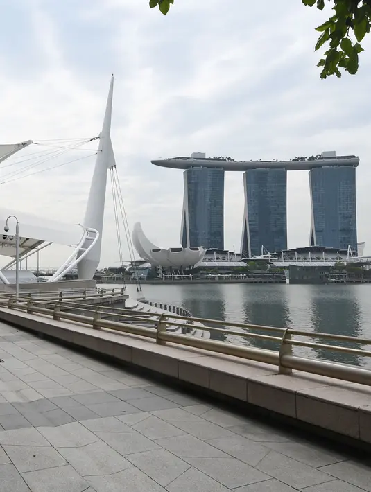 Seorang wanita duduk di Marina Bay di Singapura pada 6 Maret 2020. Tempat-tempat wisata utama di Singapura sepi dari turis di tengah epidemi virus corona COVID-19. (Xinhua/Then Chih Wey)