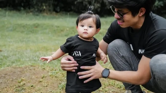 Atta Halilintar mengajari putrinya berjalan