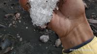 Baru-baru ini, jagat media sosial dihebohkan video seorang pendaki yang menemukan bongkahan es di puncak Gunung Slamet (3.428 mdpl). Video berdurasi 58 detik itu menampilkan bongkahan es dari hujan es yang rurun sebelumnya.