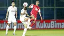 Pemain PSM Makassar, M. Arfan (kiri), berebut bola dengan pemain Persija Jakarta, Riko Simanjuntak, dalam pertandingan Babak Penyisihan Piala Menpora 2021 di Stadion Kanjuruhan, Malang. Senin (22/3/2021). (Bola.com/Arief Bagus)