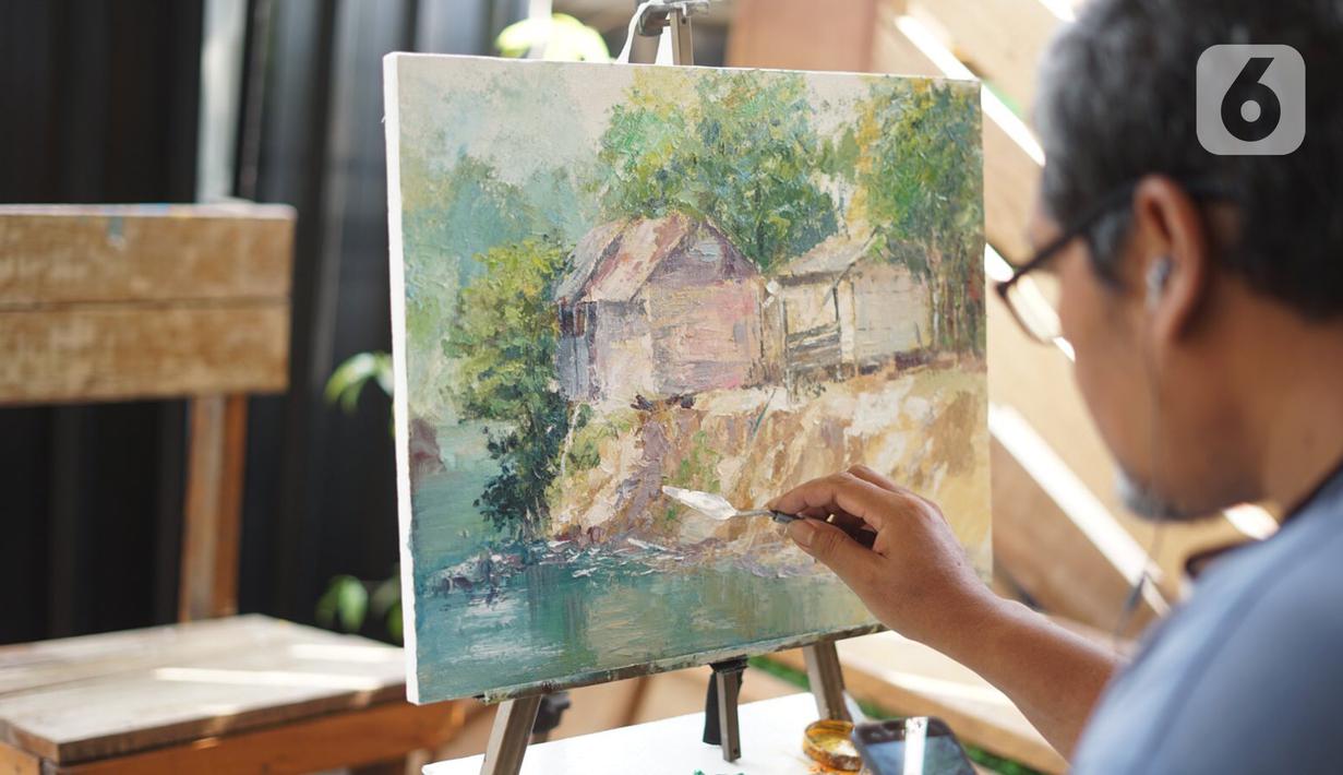 Seorang pria melukis di Gembrong Baru, Jalan Jenderal Basuki Rachmat, Jakarta Timur, Minggu (16/8/2020). Pasar yang dulu diisi kios-kios mainan anak dan boneka tersebut kini berubah wajah menjadi galeri bagi para perupa, barang antik, hingga buku-buku lawas. (Liputan6.com/Immanuel Antonius)