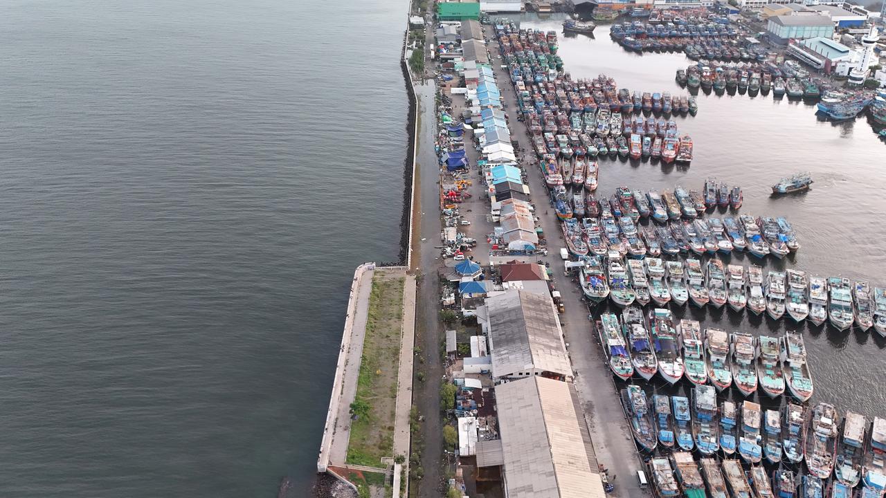 Penampakan Tangul Laut Raksasa di Utara Jakarta