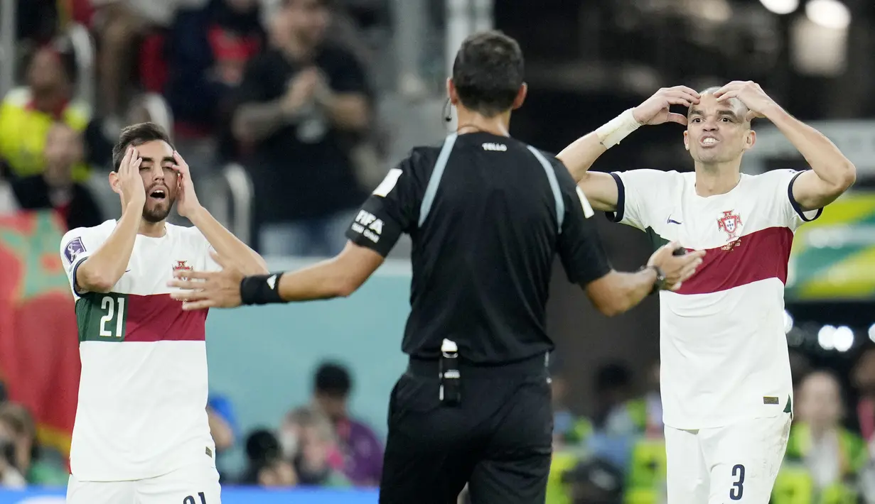 Pepe dan Bruno Fernandes tidak habis pikir karena ada wasit yang berasal dari negara yang masih bermain di Piala Dunia 2022. (AP/Ricardo Mazalan)