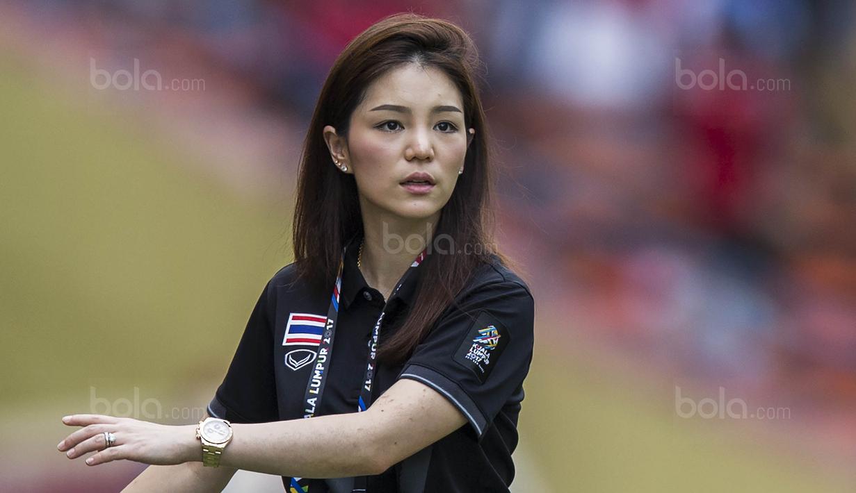Manajer Timnas Thailand, Watanya Wongopasi, mendampingi para pemain saat melawan Indonesia pada laga SEA Games di Stadion Shah Alam, Selangor, Selasa (15/8/2017). Kedua negara bermain imbang 1-1. (Bola.com/Vitalis Yogi Trisna)