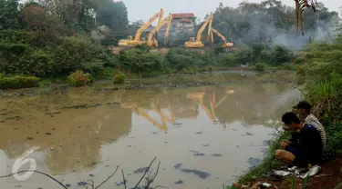 Sejumlah alat berat tak terurus dan berhenti beroperasi di waduk Brigif, Jakarta, Jumat (6/11/2015). Pembangunan waduk Brigif di Kelurahan Cipedak, Jagakarsa sudah setahun mangkrak. (Liputan6.com/Yoppy renato)