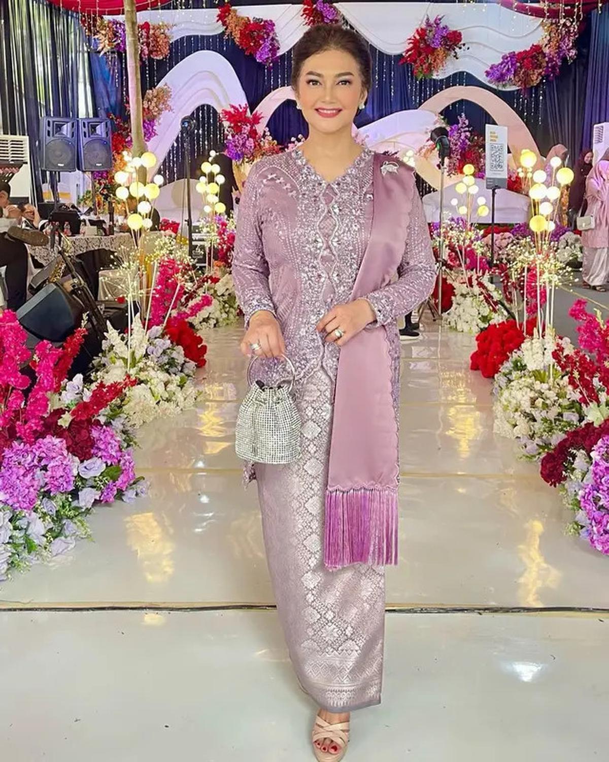 7 Potret Bella Saphira Pakai Kebaya, Penampilannya saat Acara Mantu Anak Curi Perhatian