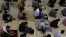 Di tengah lonjakan kasus Covid-19 di DKI, Masjid Istiqlal melakukan pembatasan jumlah jemaah maksimal 50 persen serta jam operasional pengunjung untuk shalat. (Liputan6.com/Herman Zakharia)