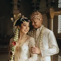 Dua atlet bulu tangkis Indonesia, Rian Ardianto dan Ribka Sugiarto resmi menikah di Karanganyar, Jawa Tengah, pada Sabtu kemarin. [@morden.co].