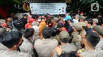 Orangtua murid menghadang pasukan Satpol PP yang hendak mengosongkan bangunan SDN Pondok Cina 1, Depok, Jawa Barat, Minggu (11/12/2022).  Pengosongan SDN Pondok Cina 1, yang akan dijadikan Masjid Raya Depok, oleh puluhan personel Satpol PP kota Depok pada Minggu pagi diwarnai ketegangan. (merdeka.com/Arie Basuki)