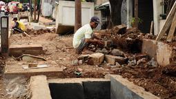 Pekerja mengerjakan proyek pembangunan trotoar Jalan Raya Ragunan, Jakarta, Rabu (2/11). Pembangunan penataan trotoar di kawasan Jalan Raya Ragunan, Jakarta Selatan baru mencapai 40 persen. (Liputan6.com/Helmi Fithriansyah)