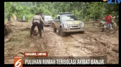 Petugas terus membersihkan sejumlah fasilitas umum seperti gedung sekolah yang direndam lumpur.