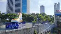 Pemprov DKI Jakarta membangun tugu sepatu di pinggir Jalan Sudirman. (Istimewa)