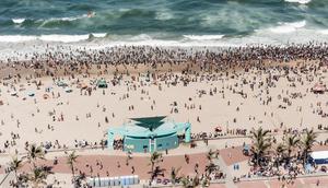 Ribuan wisatawan bersuka ria saat perayaan Tahun Baru di North Pier Beach, Durban, Afrika Selatan, 1 Januari 2022. Menurut polisi Afrika Selatan, hampir 50 ribu orang diperkirakan akan menghabiskan hari di pantai. (Rajesh JANTILAL/AFP)