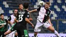 Bek Juventus,  Matthijs de Ligt menyundul bola ke arah gawang Sassuolo pada pertandingan lanjutan Liga Serie A Italia di stadion Mapei di Reggio Emilia (15/7/2020). Juventus bermain imbang 3-3 atas Sassuolo. (AFP/Marco Bertorello)