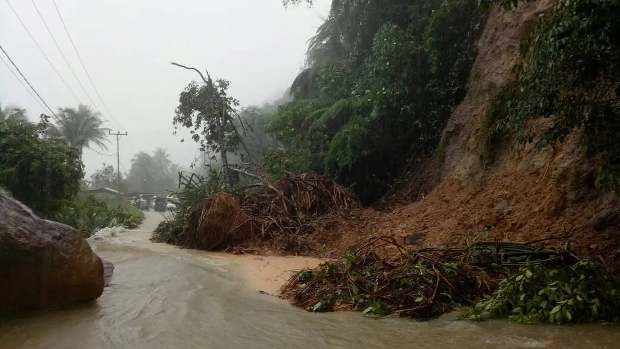 Longsor di Padang, Jalur Lintas Sumatera Barat - Jambi Terganggu