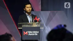 Muhammad Fahrizal menyampaikan sambutan saat menerima penghargaan sosok inspiratif bidang pendidikan pada acara Merdeka Awards 2023 di SCTV Tower, Jakarta, Rabu (30/8/2023). Apresiasi dan penghargaan ini diharapkan menjadi penyemangat bagi semua pihak agar terus berinovasi dan menginspirasi untuk Indonesia. (merdeka.com/Imam Buhori)