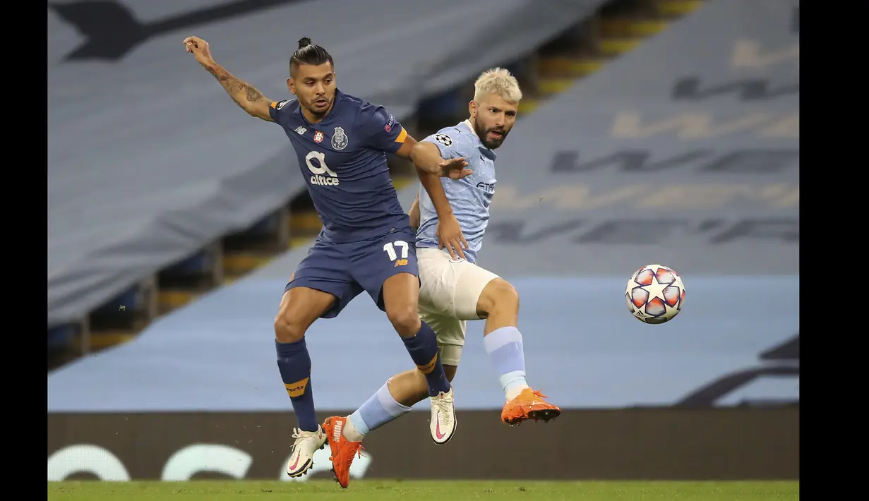 4. Jesus Corona (kiri) merupakan pemain andalan FC Porto yang ia bela sejak 2015. Berkat performa apiknya ini, harga pasar Jesus Corona mengalami kenaikan menjadi 30 juta euro. (Foto: AP/Pool/Martin Rickett)