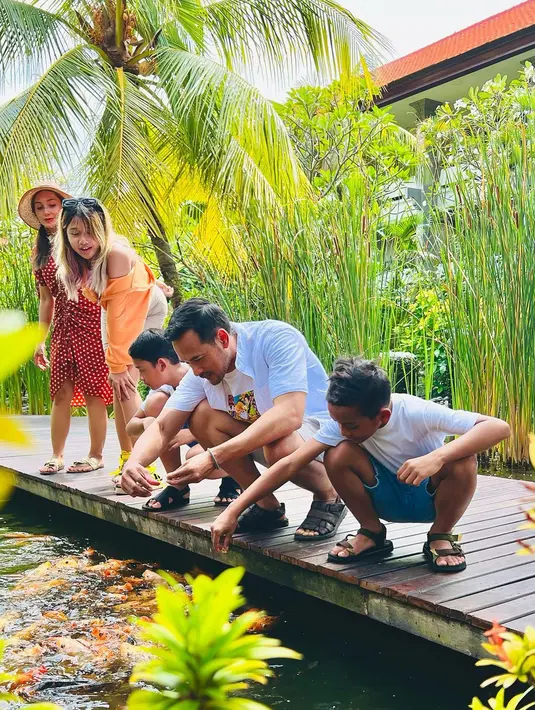 <p>Oka Antara juga dikenal sebagai sosok yang sangat dekat dengan anak-anaknya. Seperti inilah momen kebersamaan Oka dengan buah hatinya. [Foto: Instagram.com/oks_antara]</p>