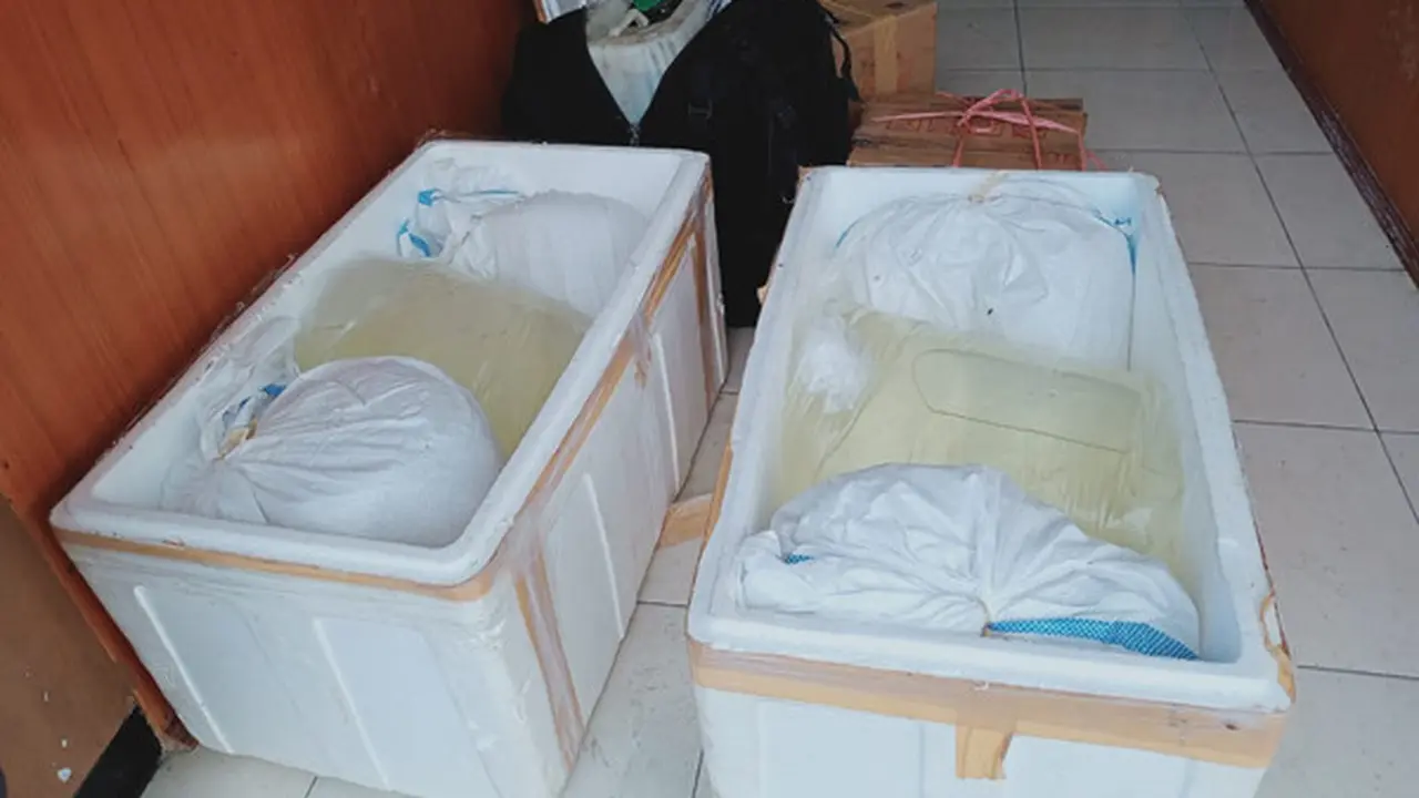 Miras dikemas dalam botol bekas air mineral, 32 liter diketahui milik YS (65), warga Kecamatan Tamako, Kabupaten Kepulauan Sangihe.