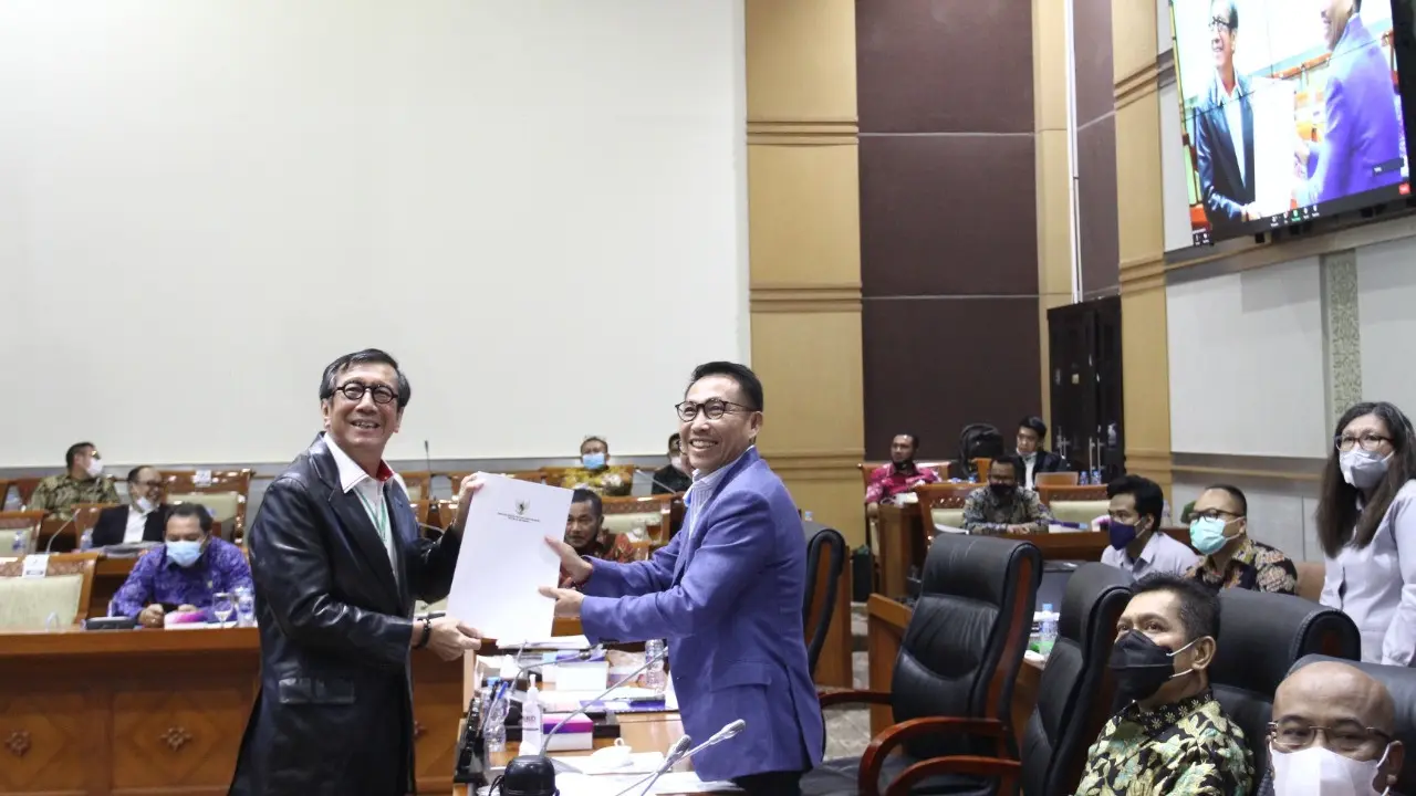 Menkumham Yasonna H Laoly dan Ketua Komisi III DPR Herman Herry Saat Membahas RUU MK.