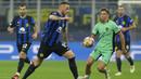 Pemain Inter Milan, Marko Arnautovic, berebut bola dengan pemain Atletico Madrid, Gabriel Paulista, dalam duel leg pertama babak 16 besar Liga Champions di Stadion Giuseppe Meazza, Rabu (21/2/2024). (AP Photo/Luca Bruno)